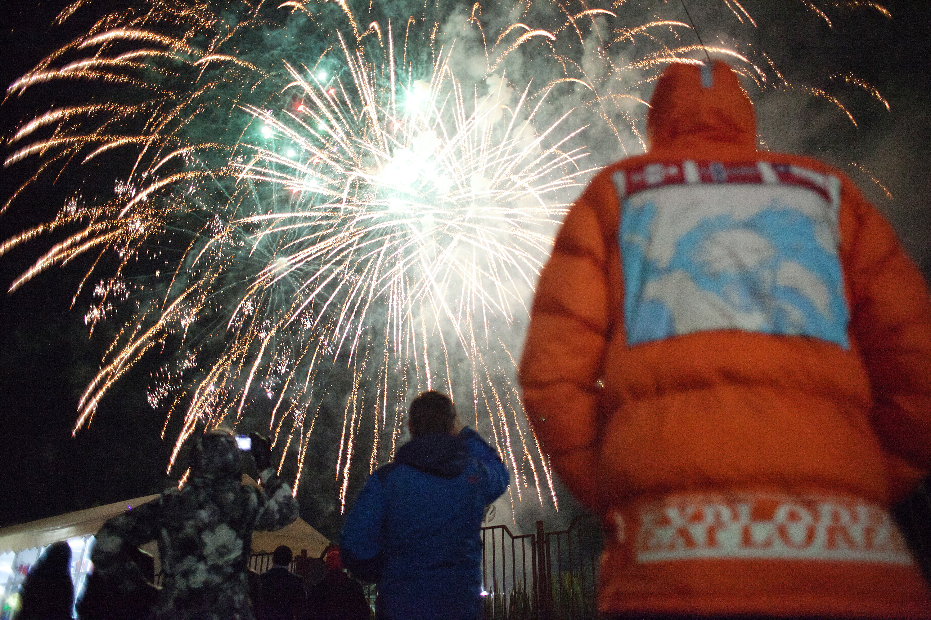 At the end of the closing ceremony of the Sochi Olympics, epic fireworks illuminated the city skyline. // В завершении церемонии закрытия Олимпиады в Сочи был устроен грандиозный праздничный салют.